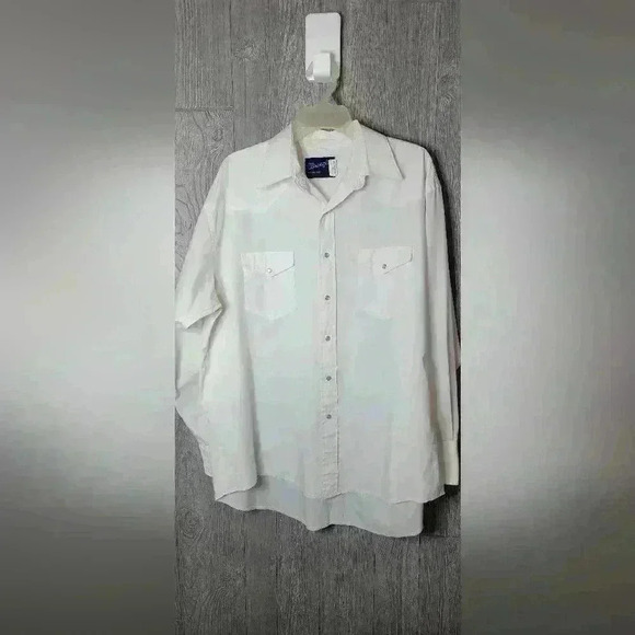 Wrangler Other - Wrangler Men's XL tail size 17x35 pearl‎ buttons.